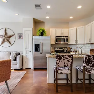  Apartment The Celebrity - Minutes To Broadway With A Balcony