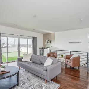  Holiday home Whiskey House With Rooftop Golf, Views! 8min To Downtown! Sleeps 9!