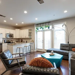  Apartment - Near Music Row- Private Balcony